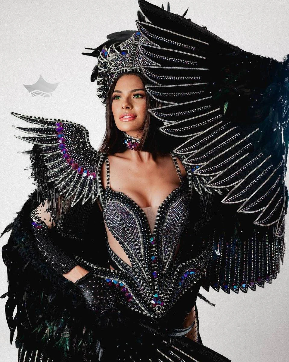 Representante de Nicaragua con traje típico de alas negras con cristales y tocado